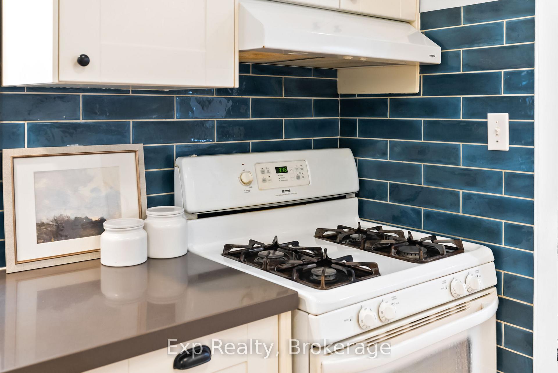 Photo 8 of 54 Hobbs Drive, Clarington, Bowmanville — HOMEH