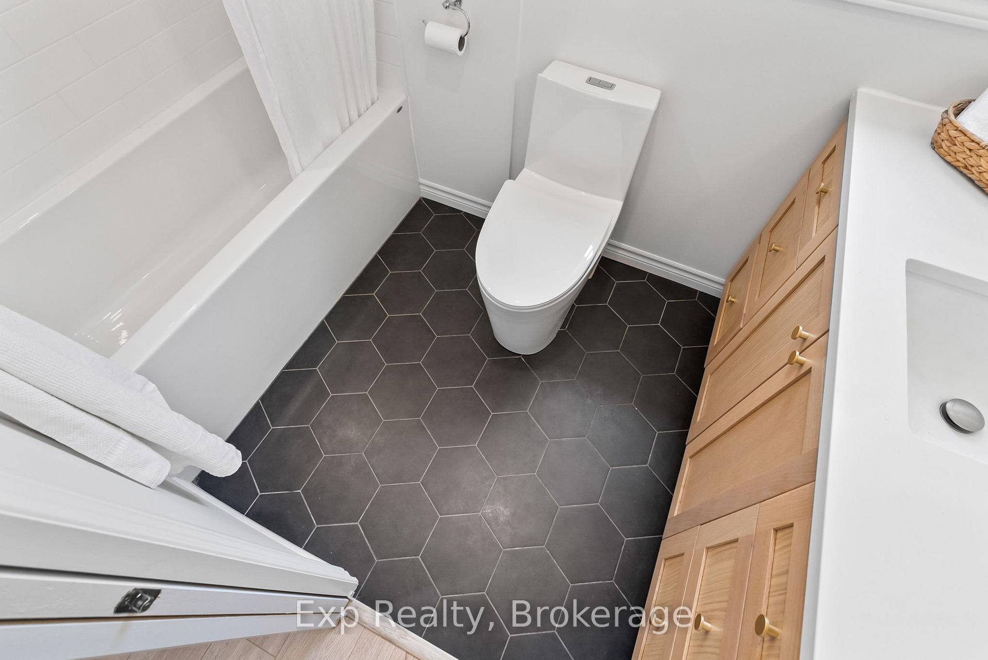 Photo 25 of 54 Hobbs Drive, Clarington, Bowmanville — HOMEH