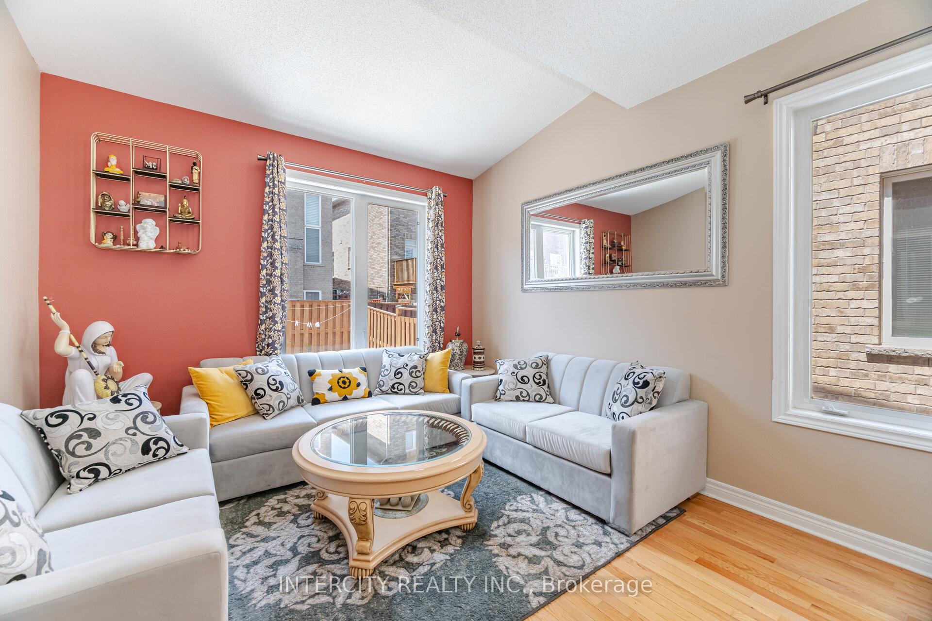 Photo 4 of 30 Pape Drive, Brampton, Sandringham-Wellington — HOMEH