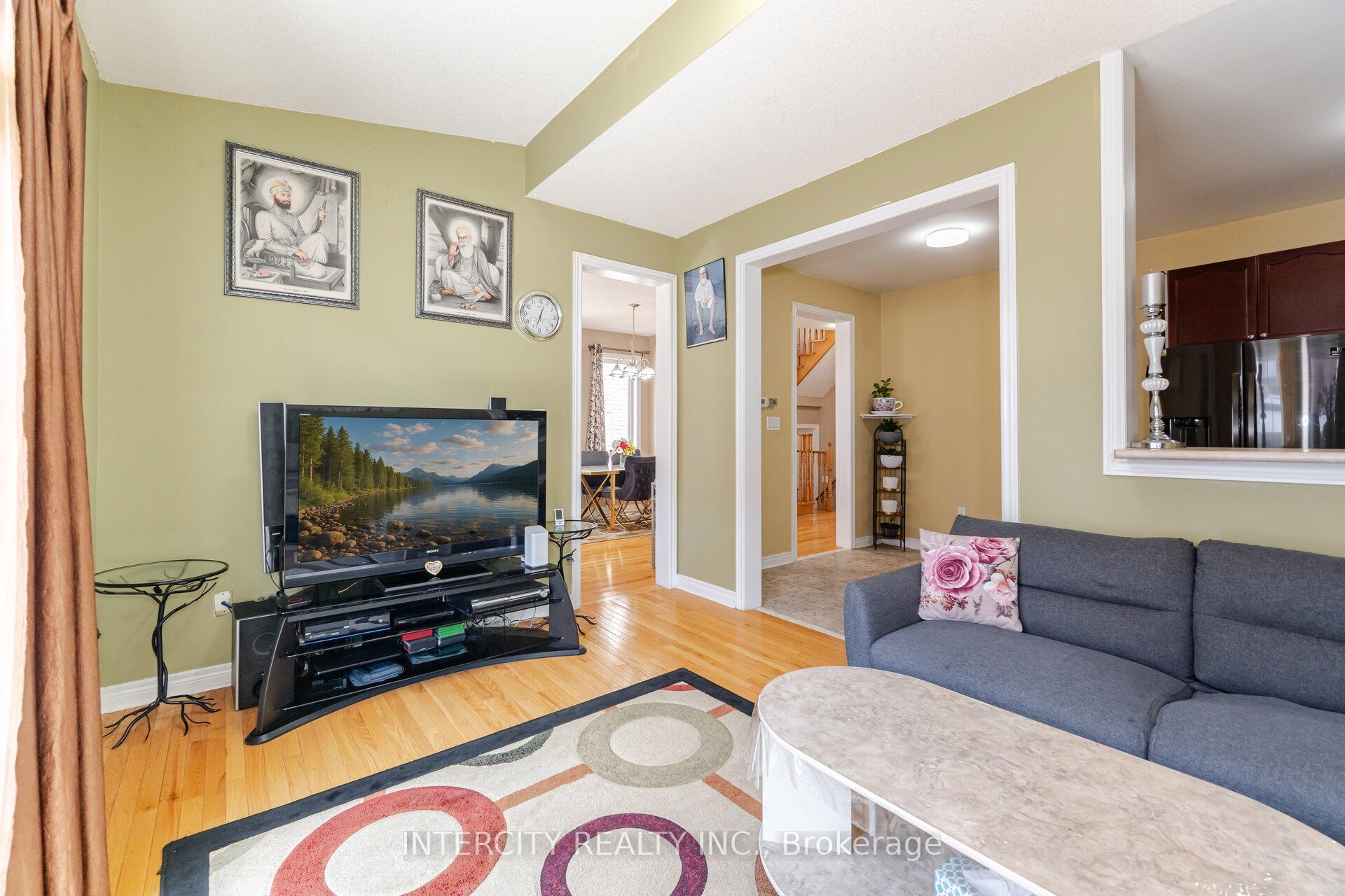 Photo 7 of 30 Pape Drive, Brampton, Sandringham-Wellington — HOMEH
