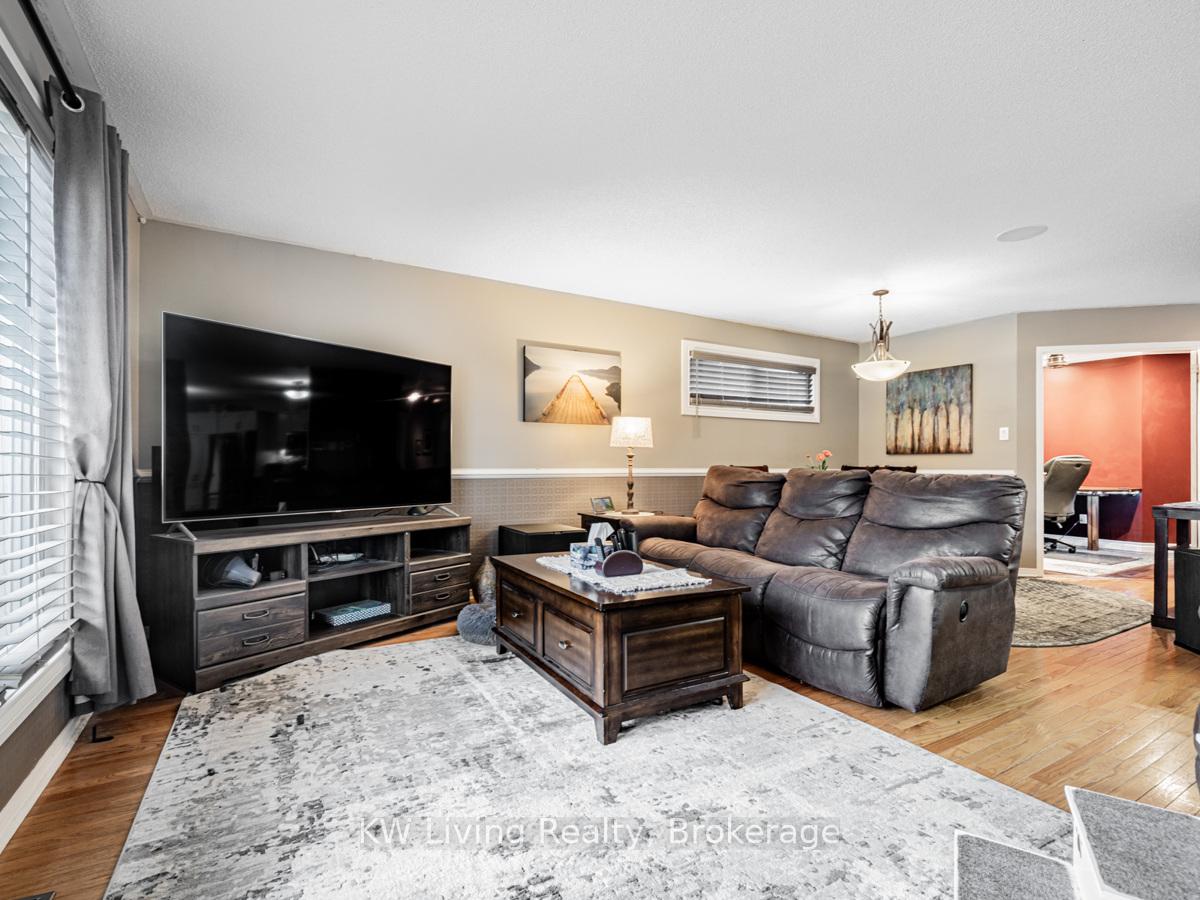 Photo 9 of 35 Mapleton Avenue, Barrie, Holly — HOMEH
