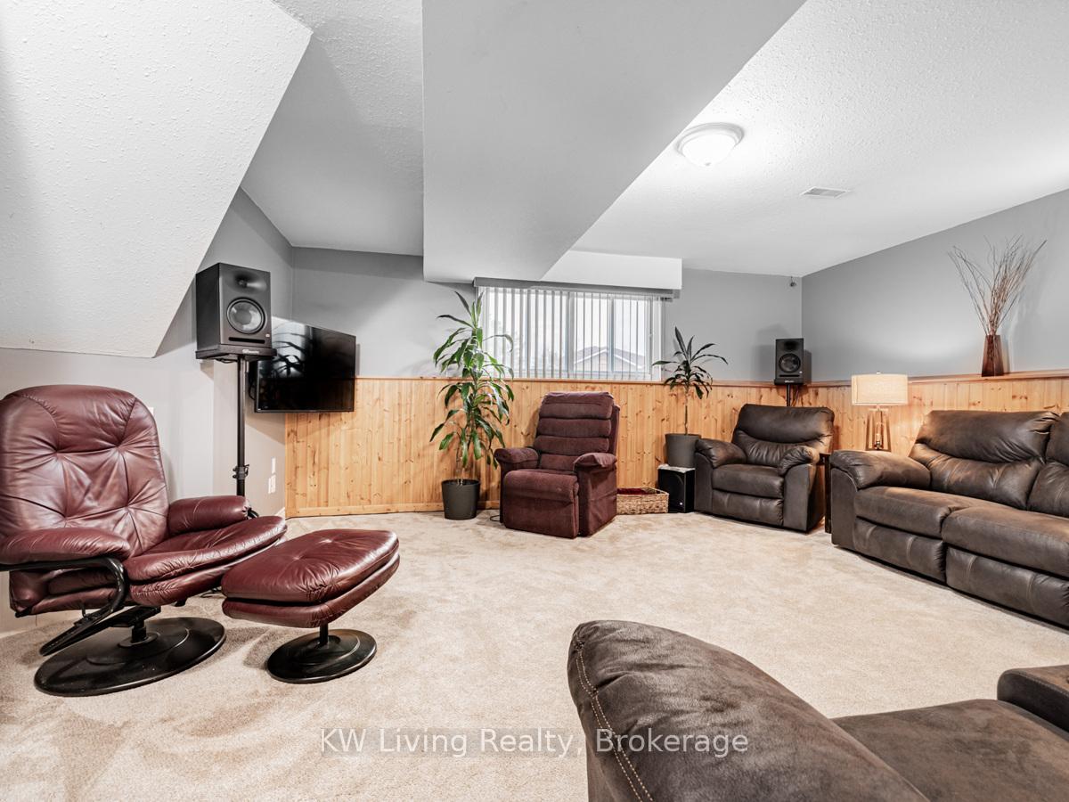 Photo 21 of 35 Mapleton Avenue, Barrie, Holly — HOMEH