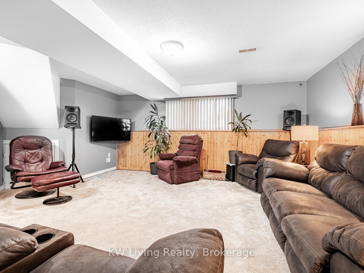 Photo 23 of 35 Mapleton Avenue, Barrie, Holly — HOMEH