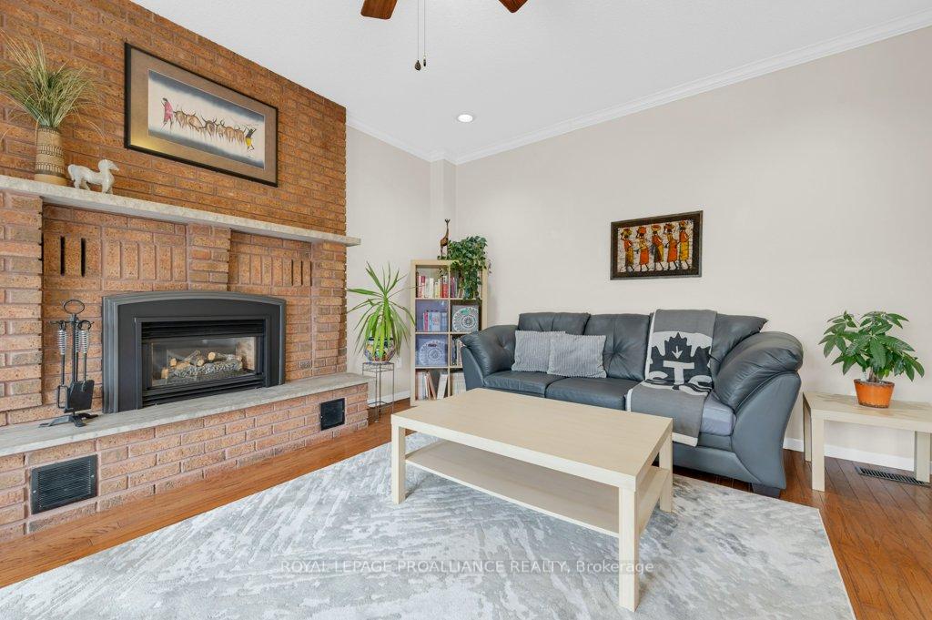 Photo 13 of 30 Springbrook Crescent, Belleville, Belleville Ward — HOMEH