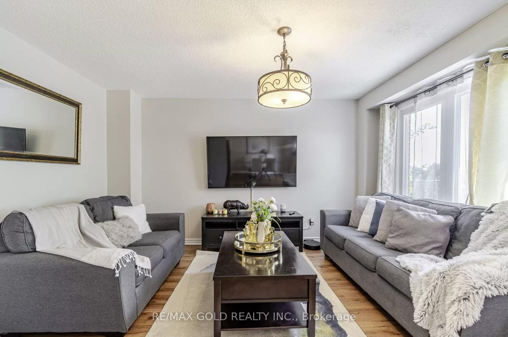 Photo 5 of 26 Rawling Crescent, Brampton, Heart Lake East — HOMEH