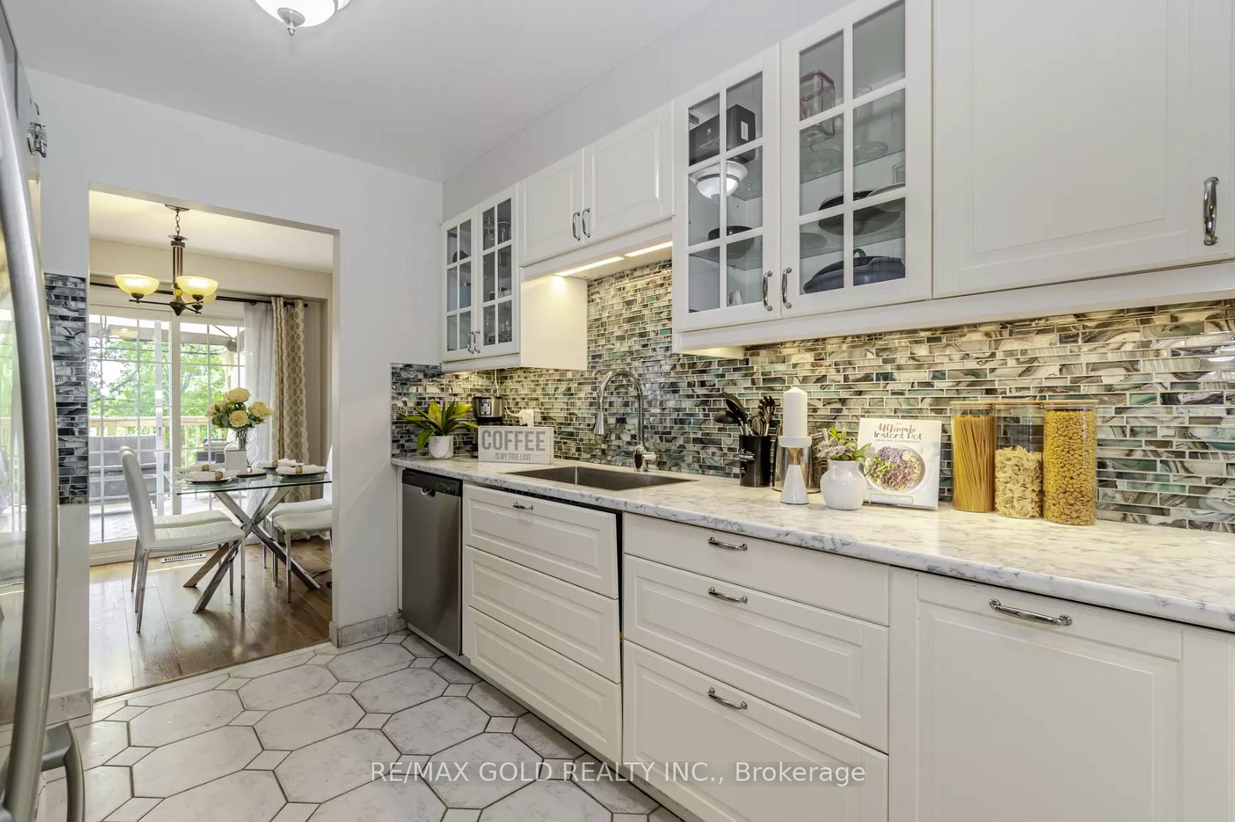 Photo 10 of 26 Rawling Crescent, Brampton, Heart Lake East — HOMEH