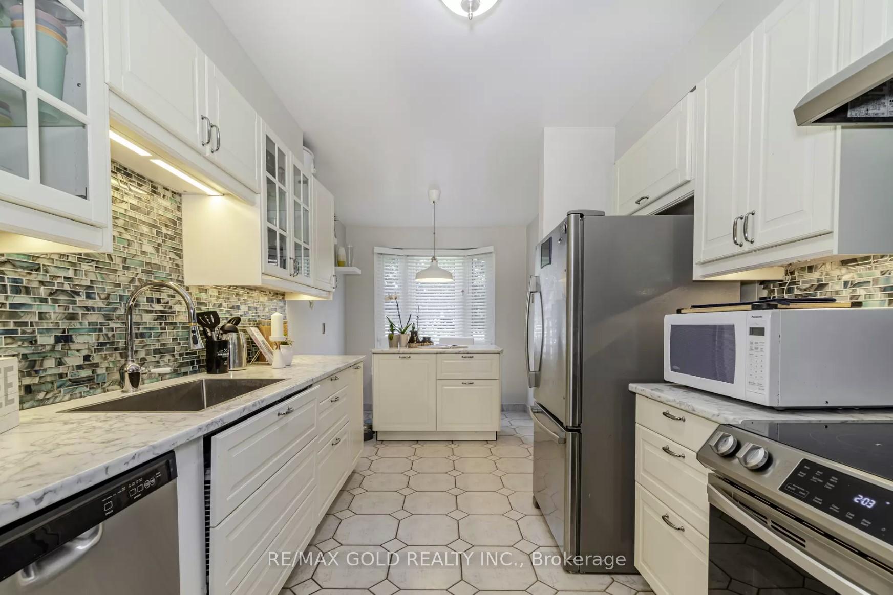Photo 11 of 26 Rawling Crescent, Brampton, Heart Lake East — HOMEH