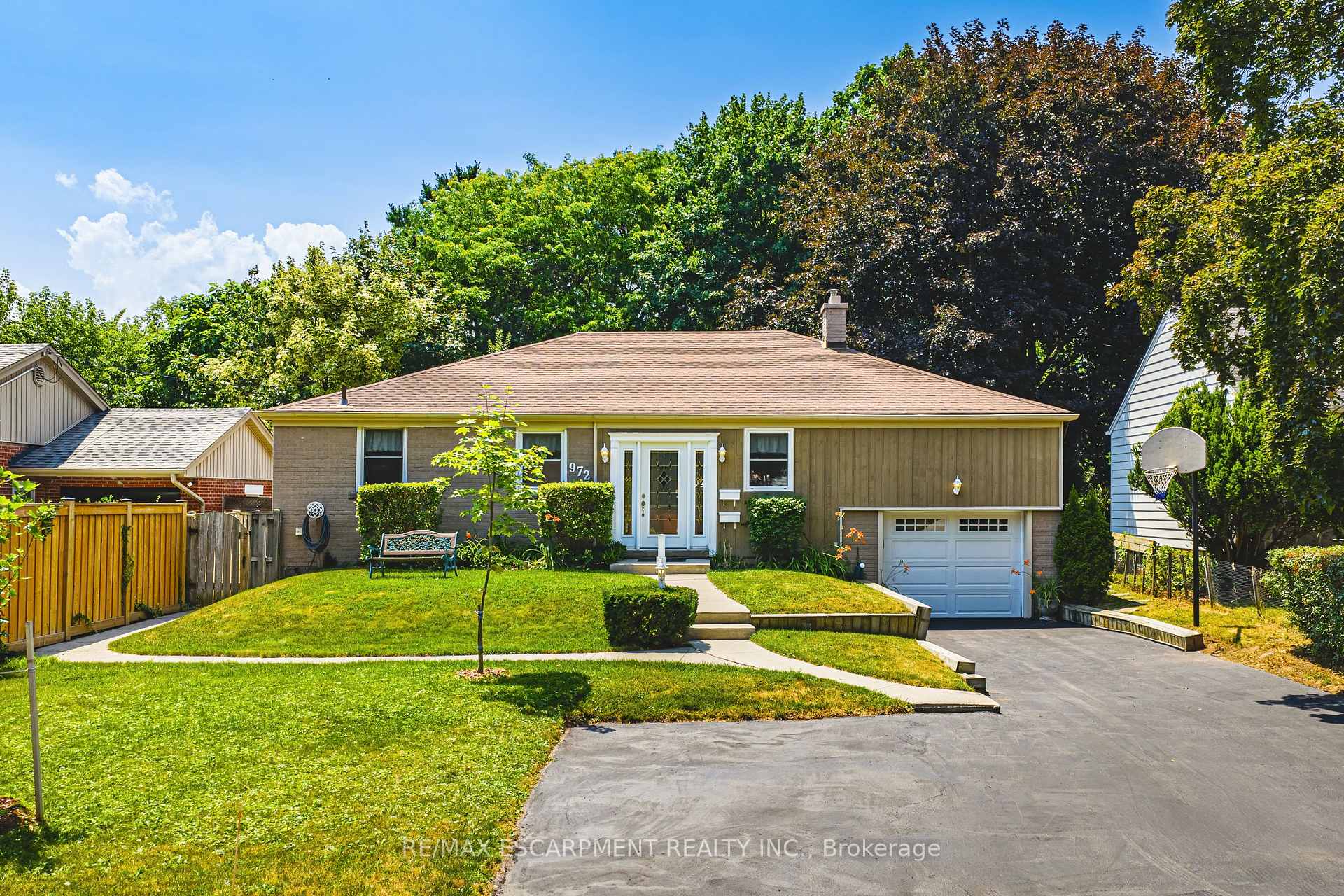Photo 3 of 972 Kingsway Drive, Burlington, LaSalle — HOMEH