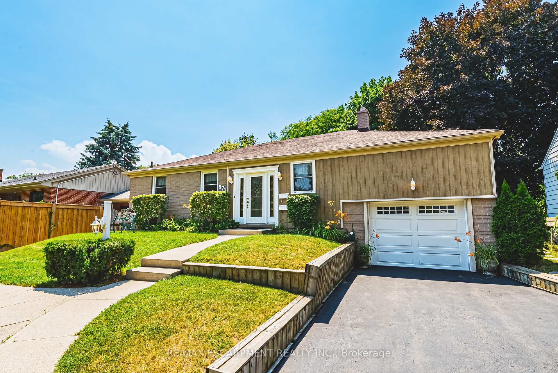 Photo 4 of 972 Kingsway Drive, Burlington, LaSalle — HOMEH