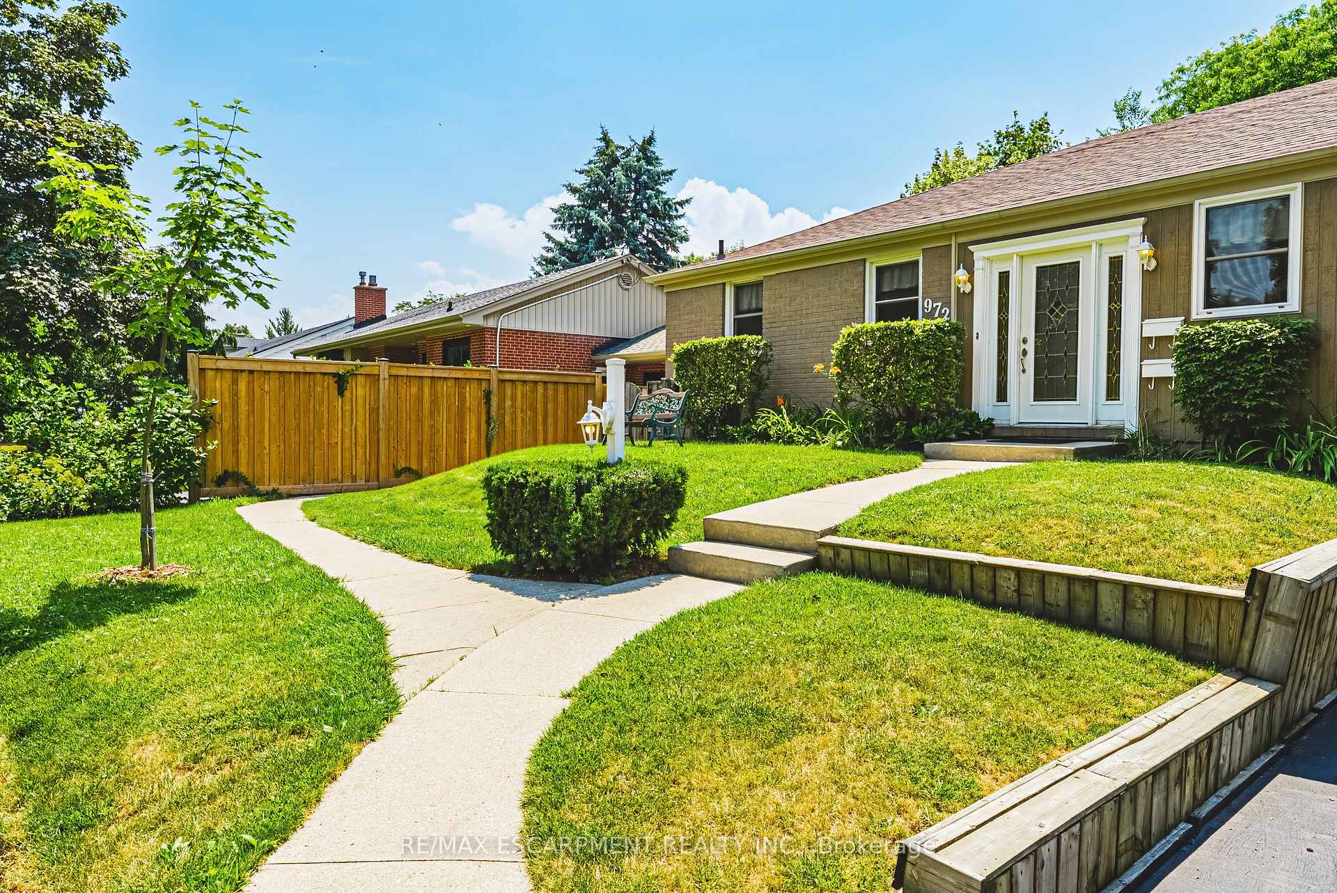 Photo 5 of 972 Kingsway Drive, Burlington, LaSalle — HOMEH
