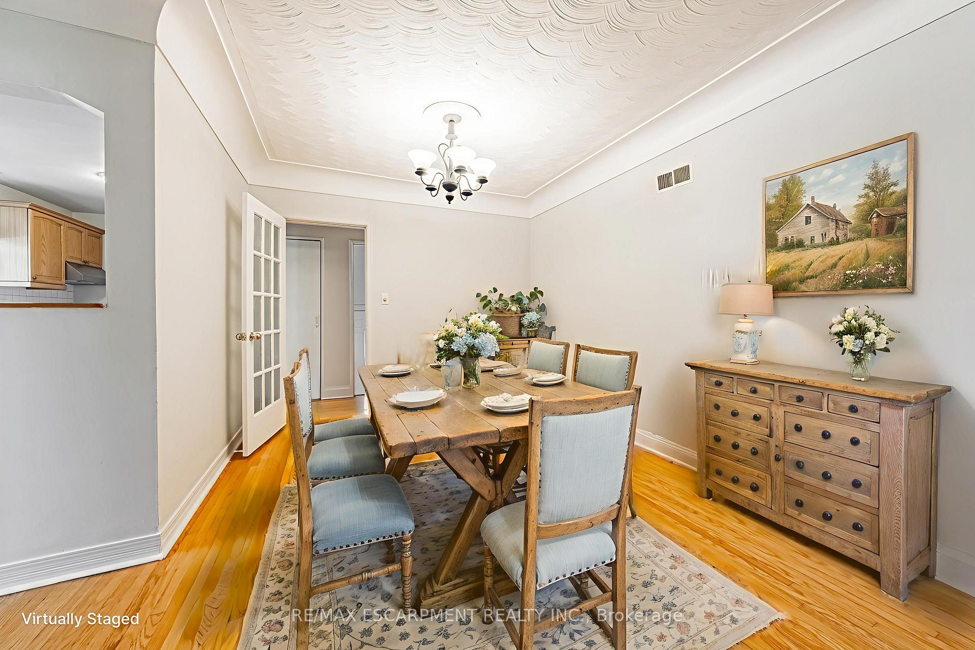 Photo 8 of 972 Kingsway Drive, Burlington, LaSalle — HOMEH