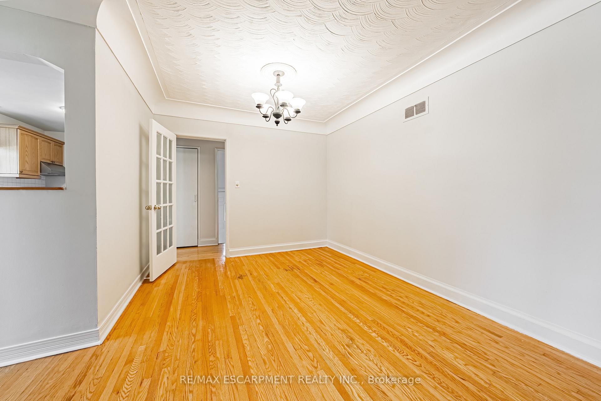 Photo 18 of 972 Kingsway Drive, Burlington, LaSalle — HOMEH