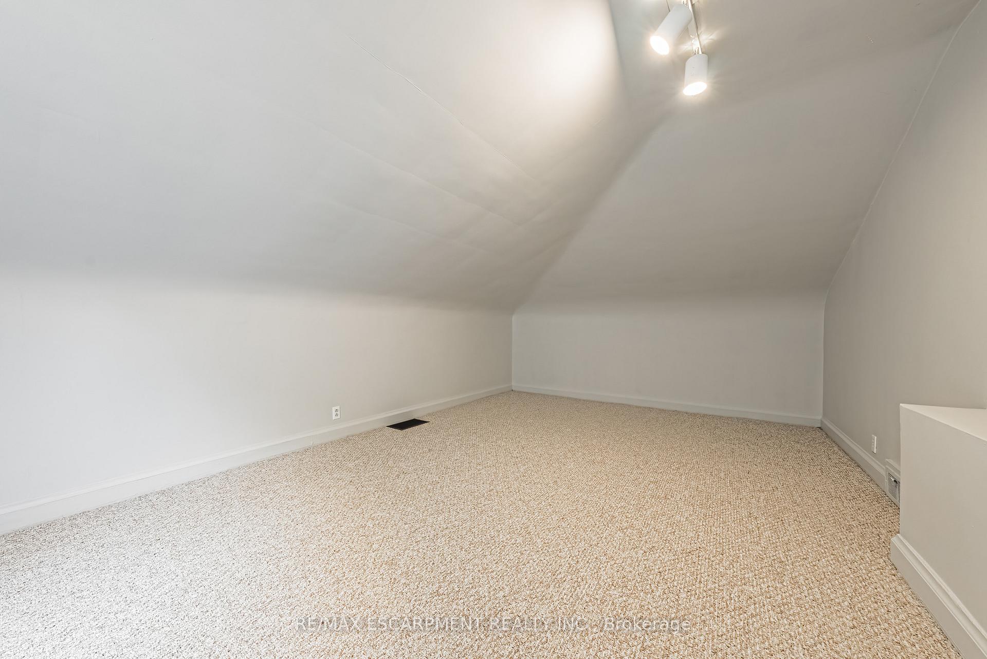 Photo 19 of 972 Kingsway Drive, Burlington, LaSalle — HOMEH