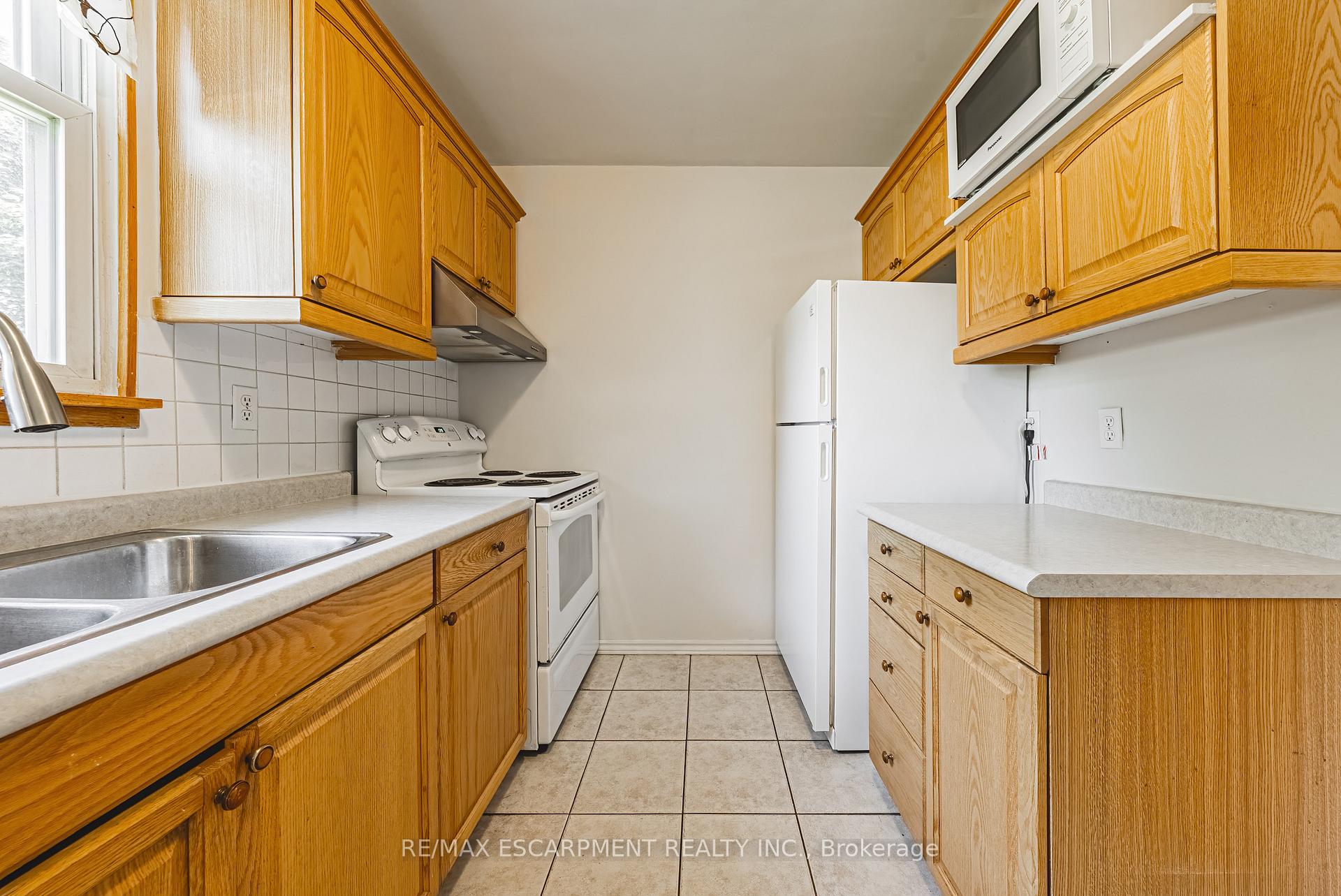 Photo 23 of 972 Kingsway Drive, Burlington, LaSalle — HOMEH