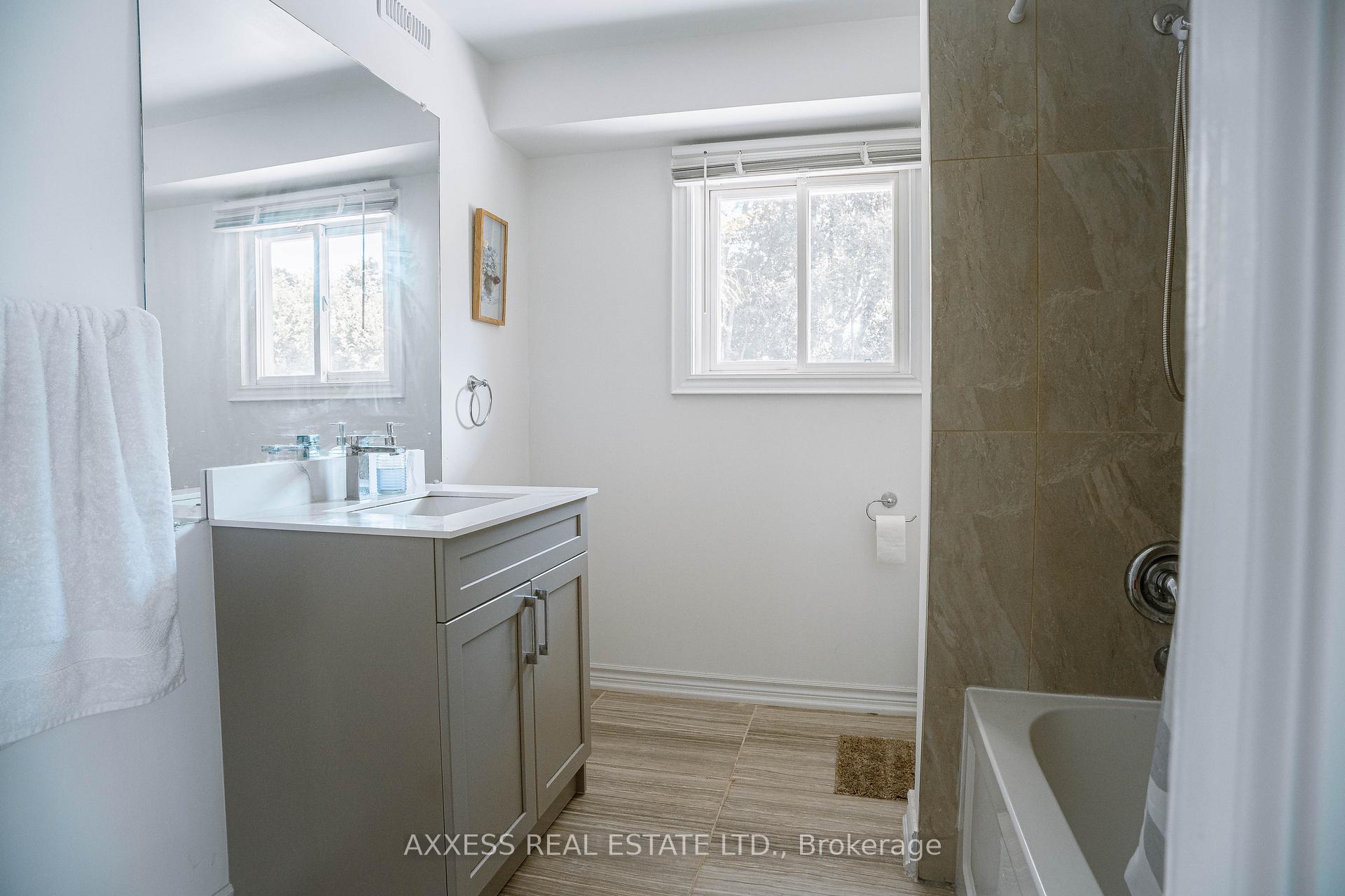 Photo 13 of 263 Elm Avenue, Georgina, Keswick South — HOMEH