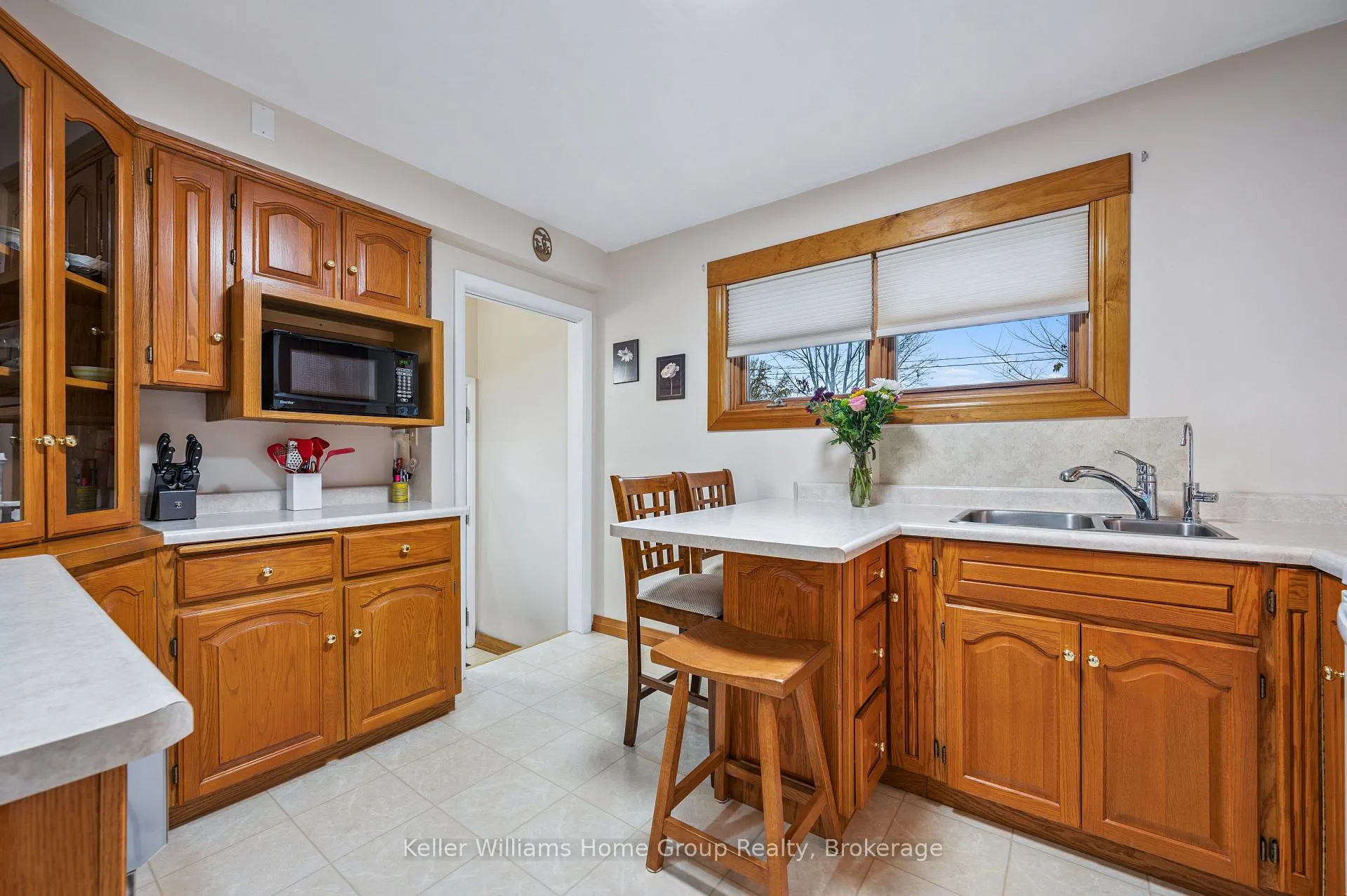 Photo 7 of 54 Ottawa Crescent, Guelph, St. George's — HOMEH