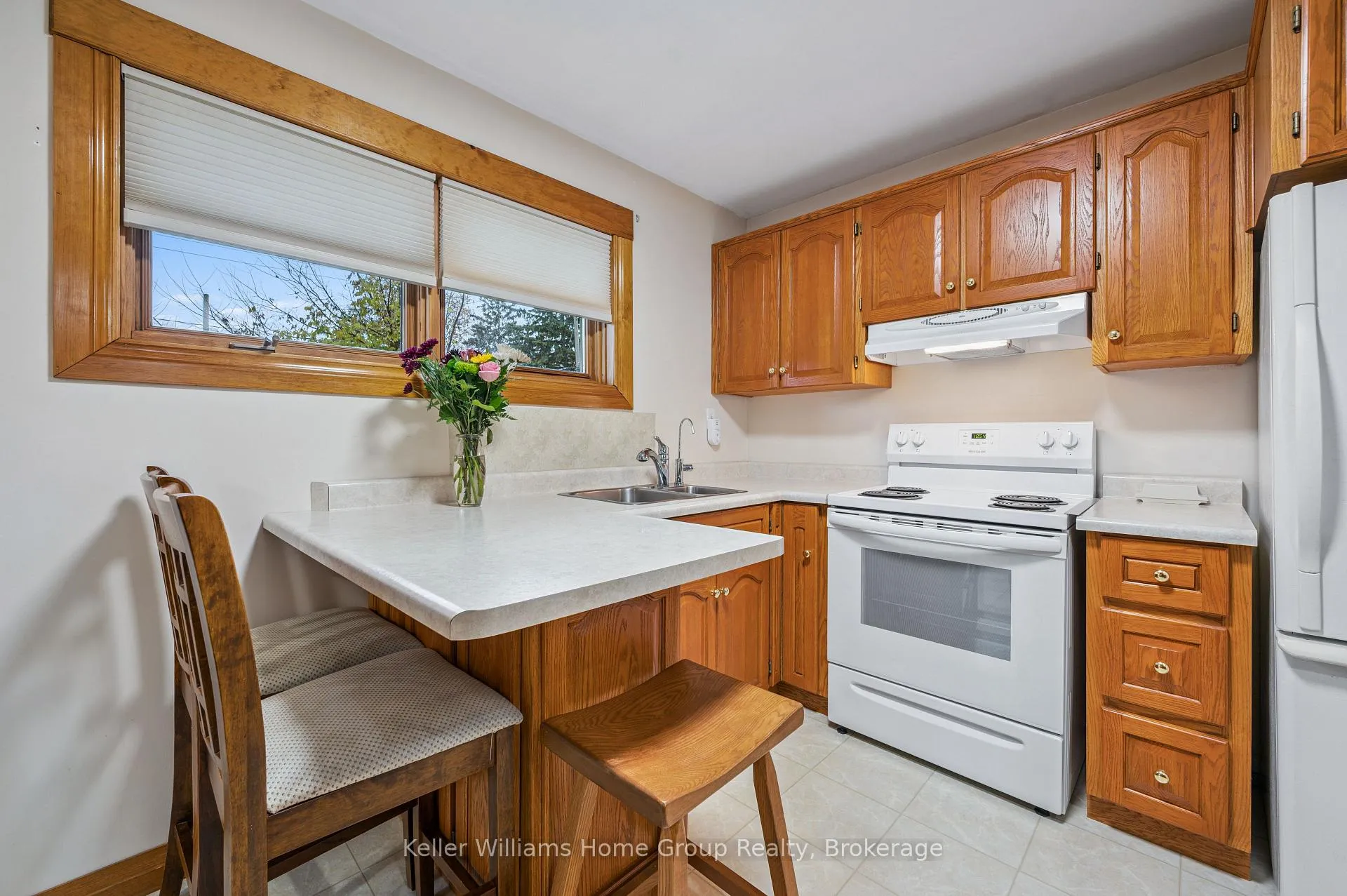 Photo 8 of 54 Ottawa Crescent, Guelph, St. George's — HOMEH