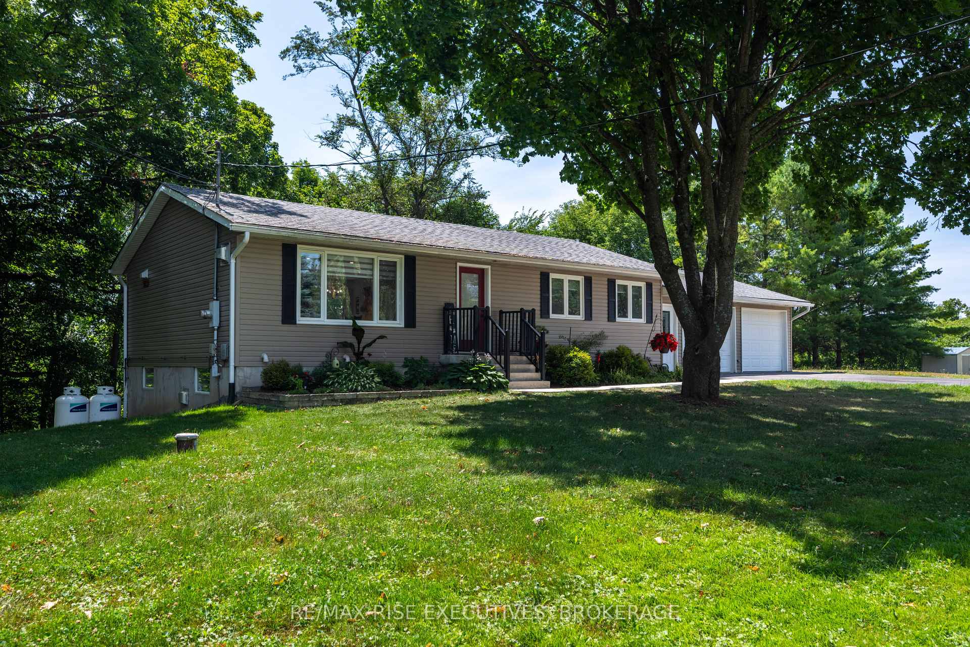 Photo 2 of 3419 Round Lake Road, Frontenac, Frontenac South — HOMEH