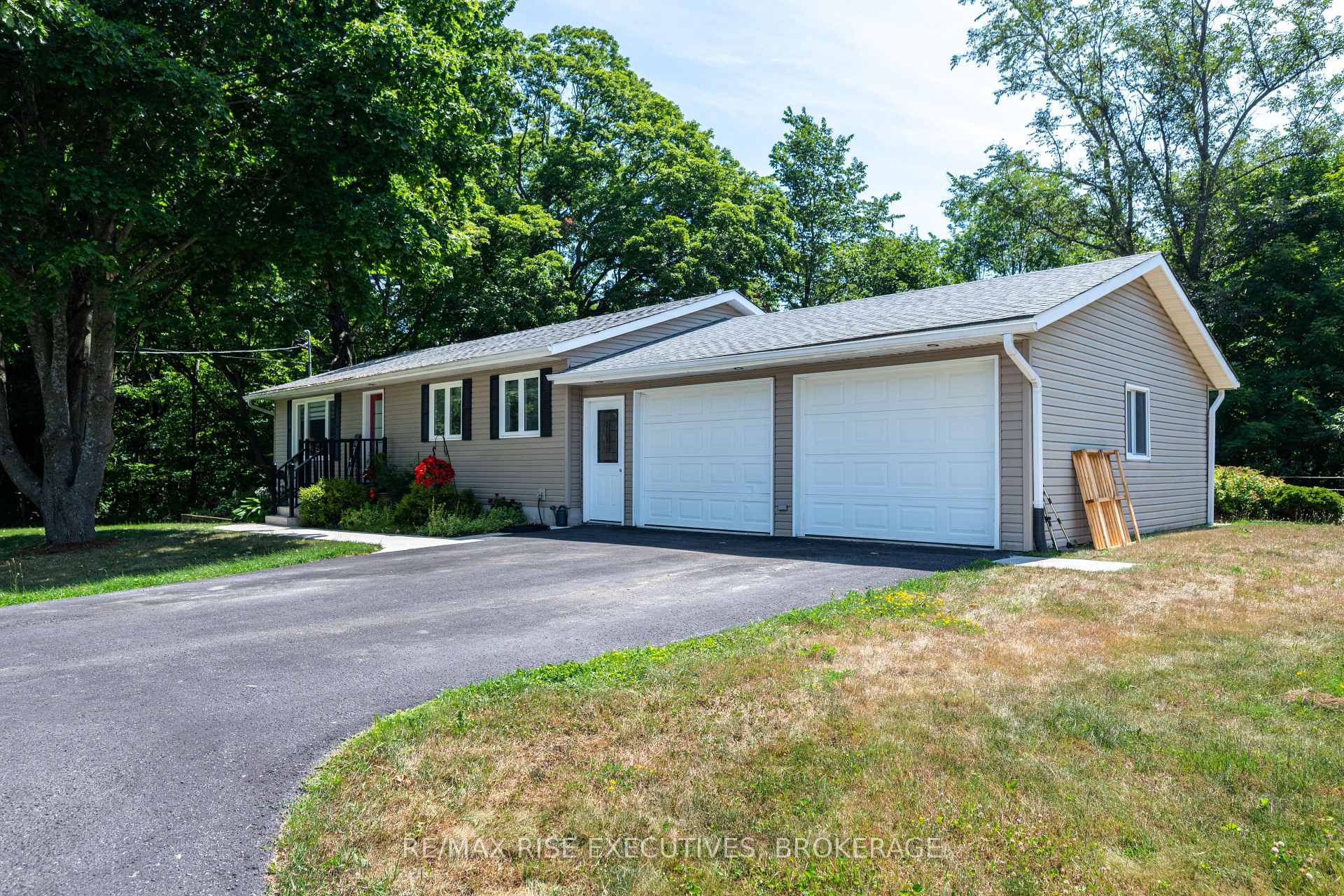Photo 4 of 3419 Round Lake Road, Frontenac, Frontenac South — HOMEH