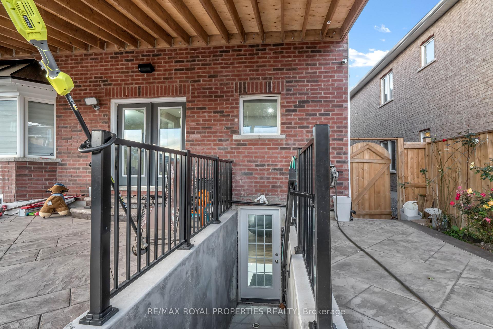 Photo 8 of 1092 Greenhill Avenue, Oshawa, Taunton — HOMEH