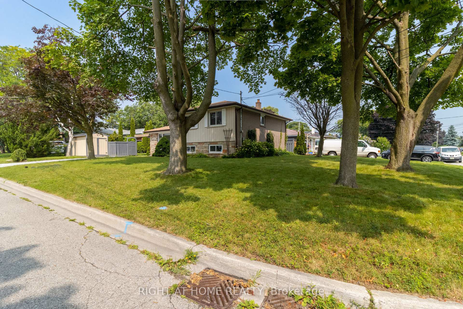 Photo 5 of 845 Sanok Drive, Pickering, West Shore — HOMEH