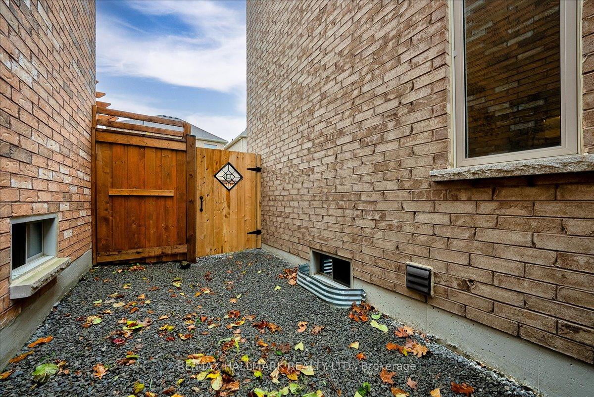Photo 30 of 816 Elvidge Trail, Newmarket, Woodland Hill — HOMEH