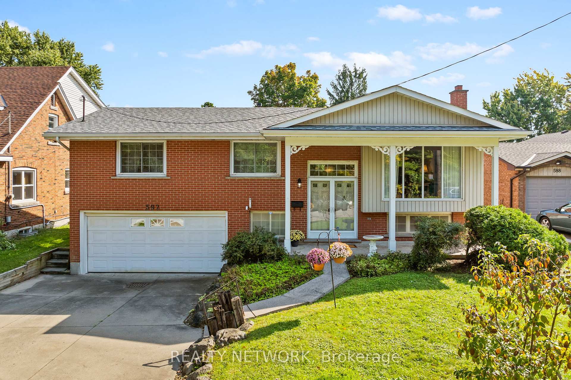 Photo 1 of 592 Grays Road, Hamilton, Confederation Park — HOMEH