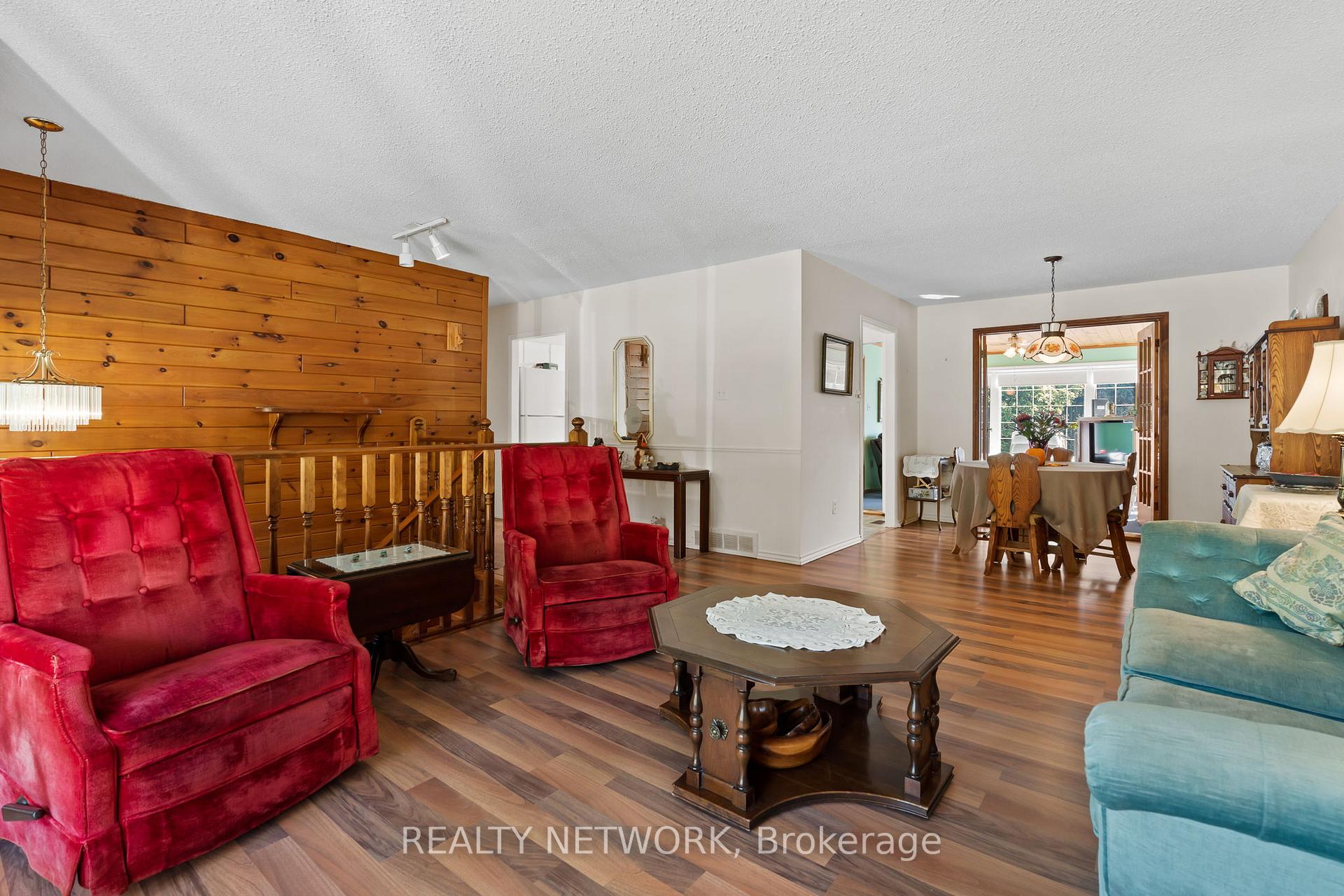 Photo 8 of 592 Grays Road, Hamilton, Confederation Park — HOMEH