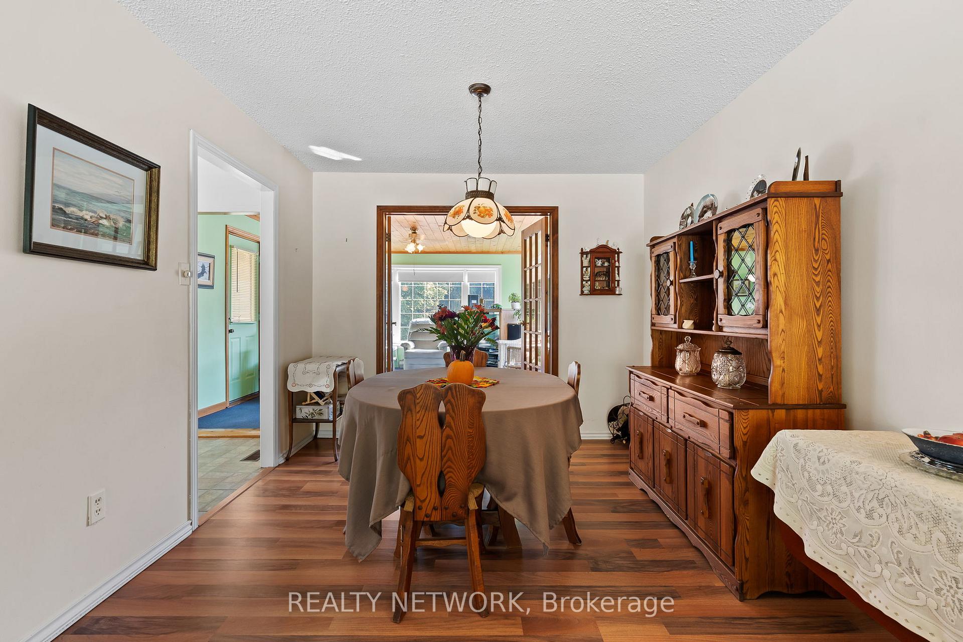 Photo 5 of 592 Grays Road, Hamilton, Confederation Park — HOMEH