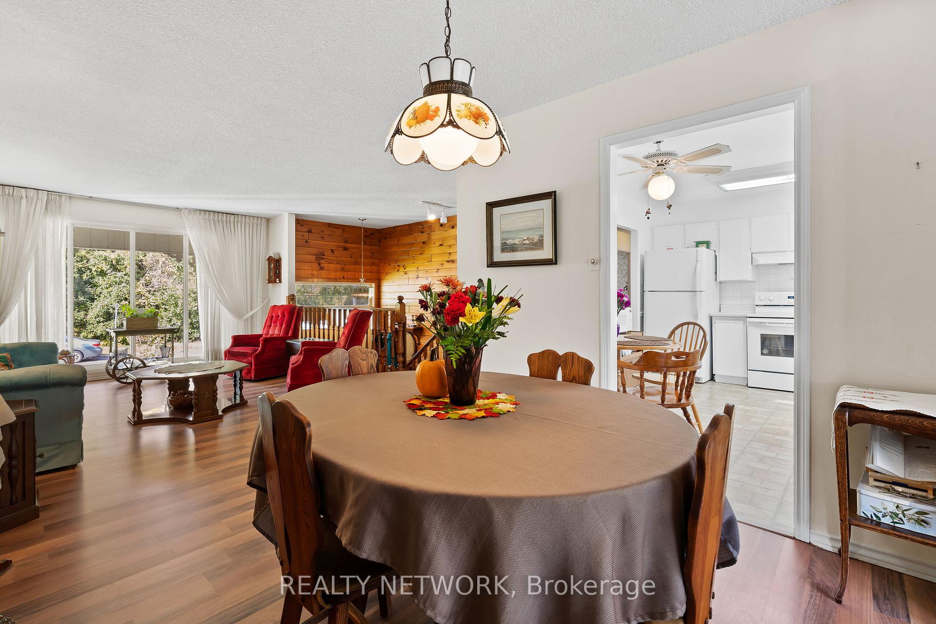 Photo 7 of 592 Grays Road, Hamilton, Confederation Park — HOMEH