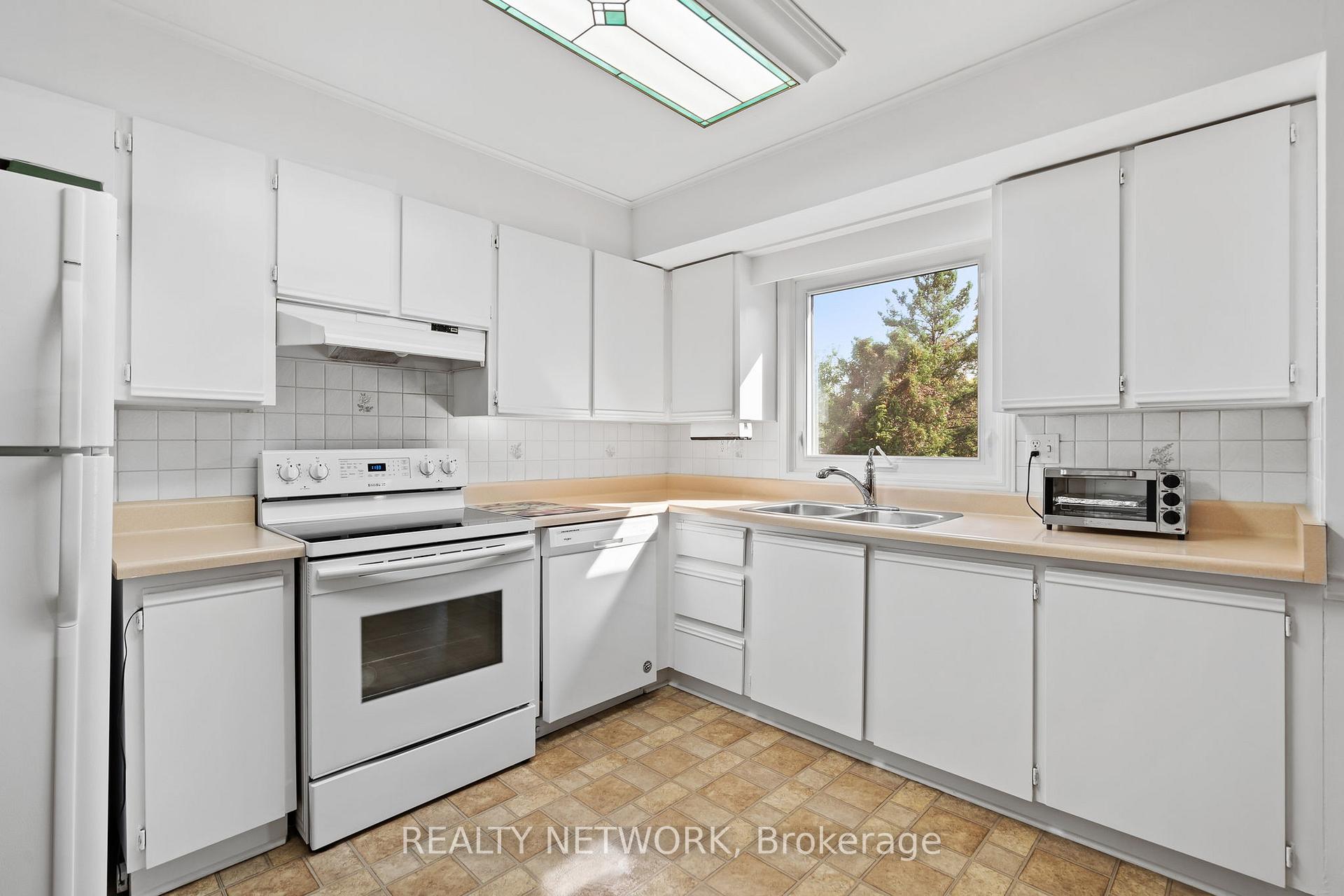 Photo 12 of 592 Grays Road, Hamilton, Confederation Park — HOMEH
