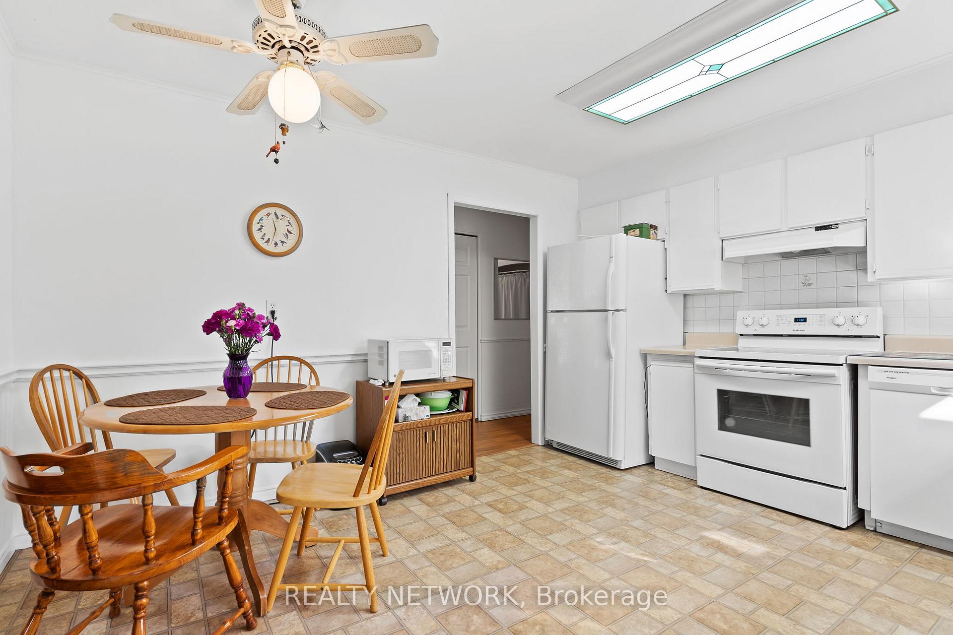 Photo 11 of 592 Grays Road, Hamilton, Confederation Park — HOMEH