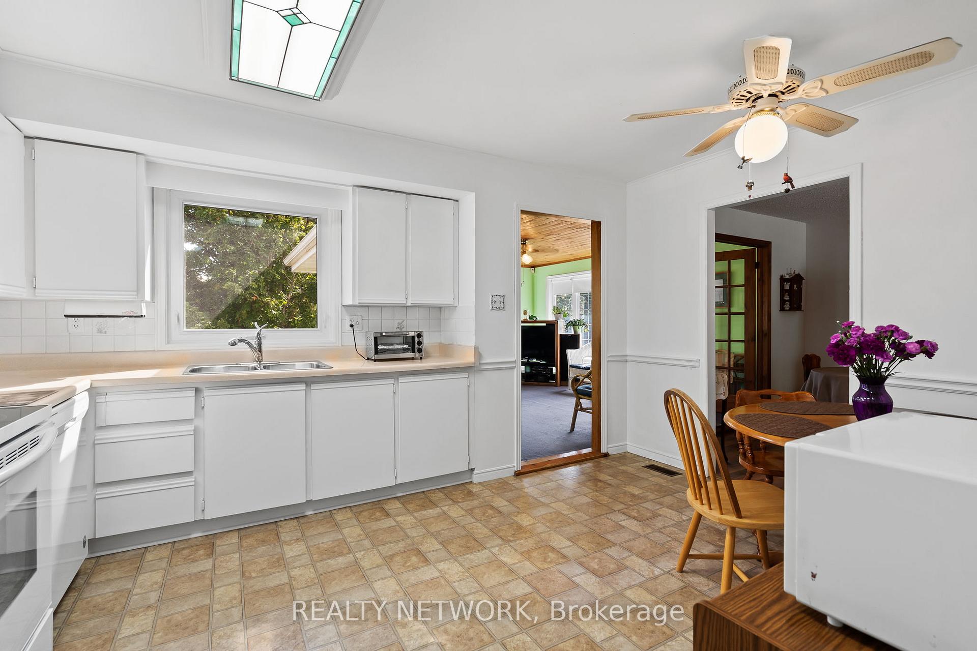 Photo 10 of 592 Grays Road, Hamilton, Confederation Park — HOMEH