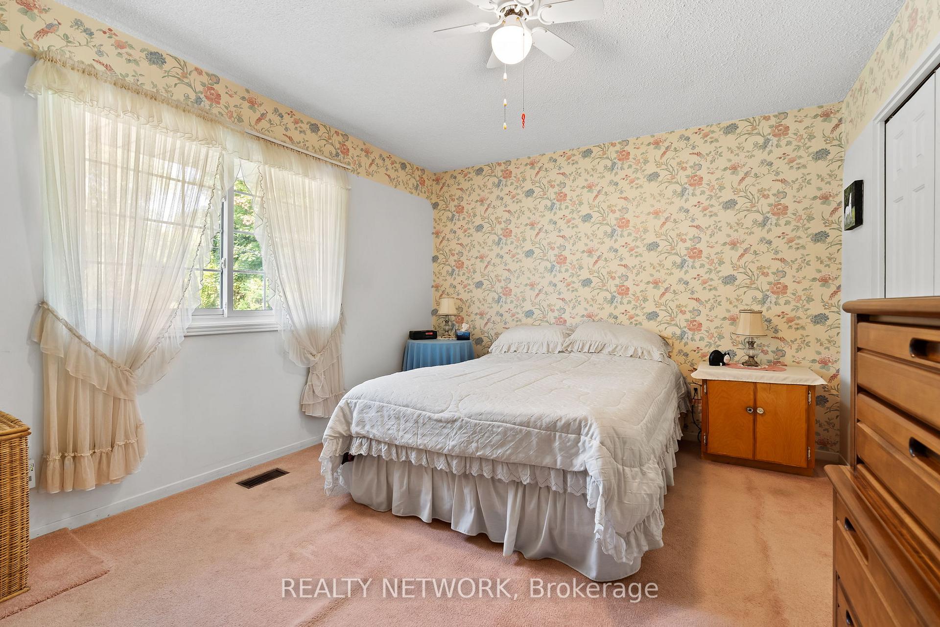 Photo 14 of 592 Grays Road, Hamilton, Confederation Park — HOMEH