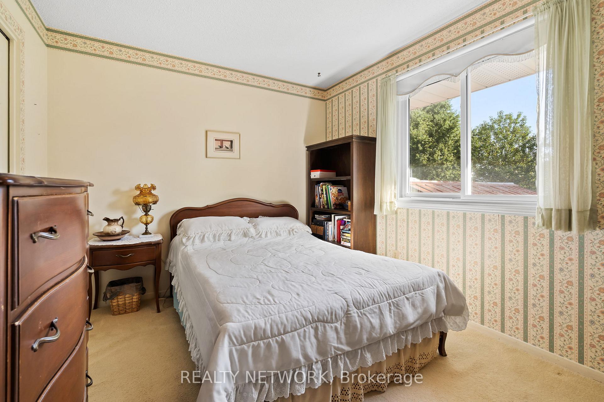 Photo 15 of 592 Grays Road, Hamilton, Confederation Park — HOMEH