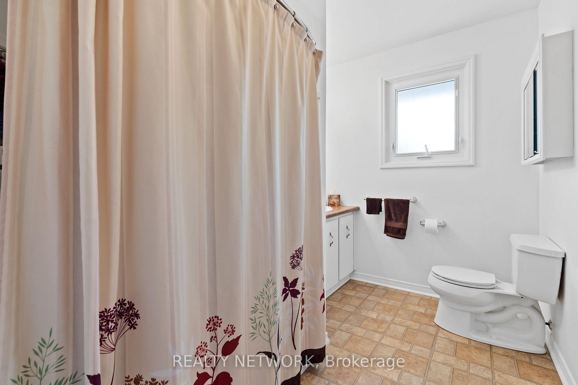 Photo 21 of 592 Grays Road, Hamilton, Confederation Park — HOMEH