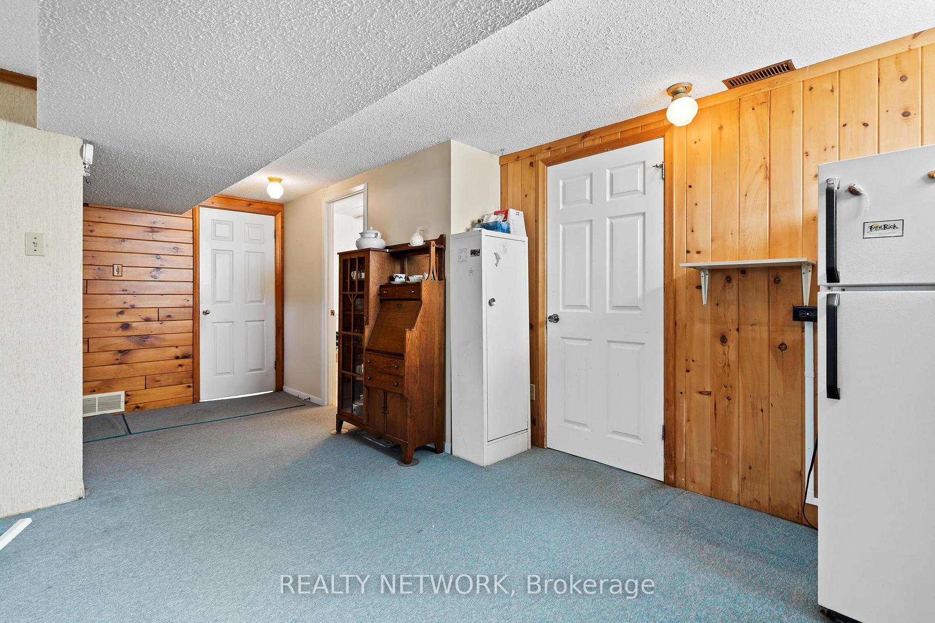 Photo 24 of 592 Grays Road, Hamilton, Confederation Park — HOMEH