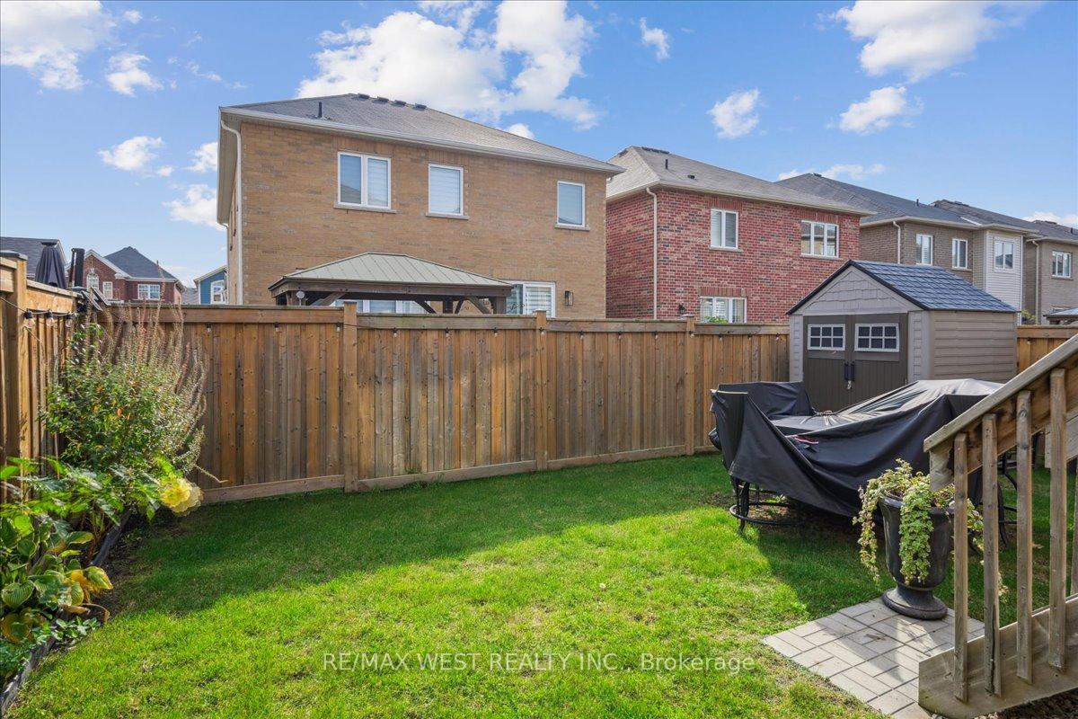 Photo 13 of 137 Stillwater Crescent, Hamilton, Waterdown — HOMEH