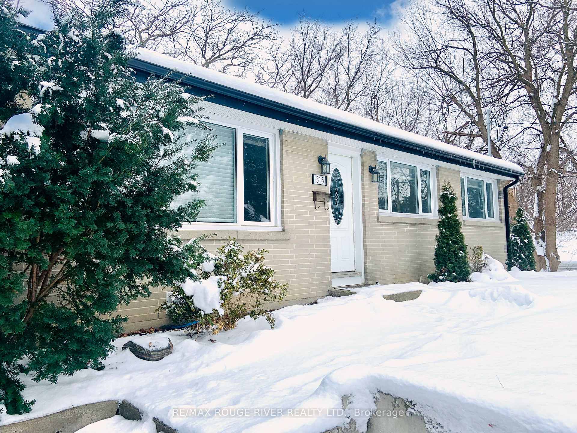 Front of 513 Rossland Road E