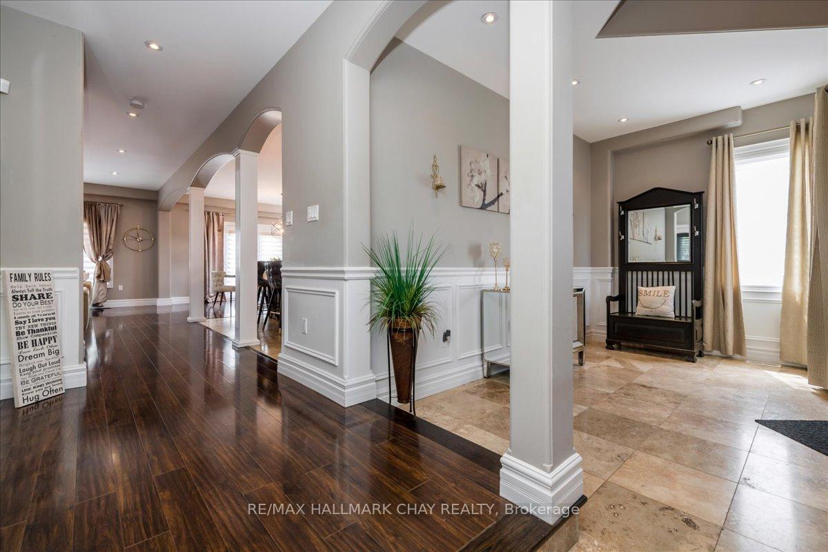Photo 3 of 49 Hamilton Drive, Newmarket, Huron Heights-Leslie Valley — HOMEH