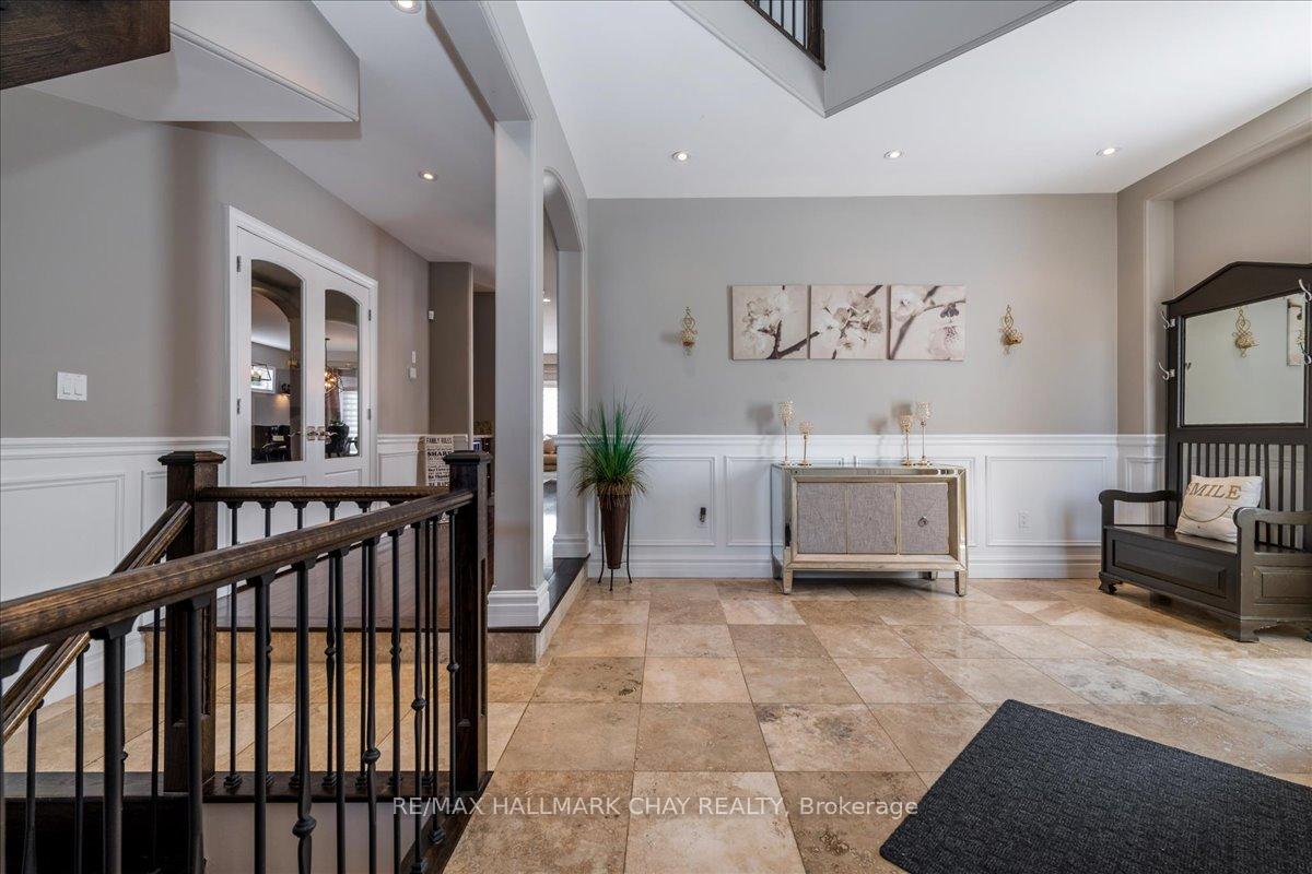 Photo 2 of 49 Hamilton Drive, Newmarket, Huron Heights-Leslie Valley — HOMEH