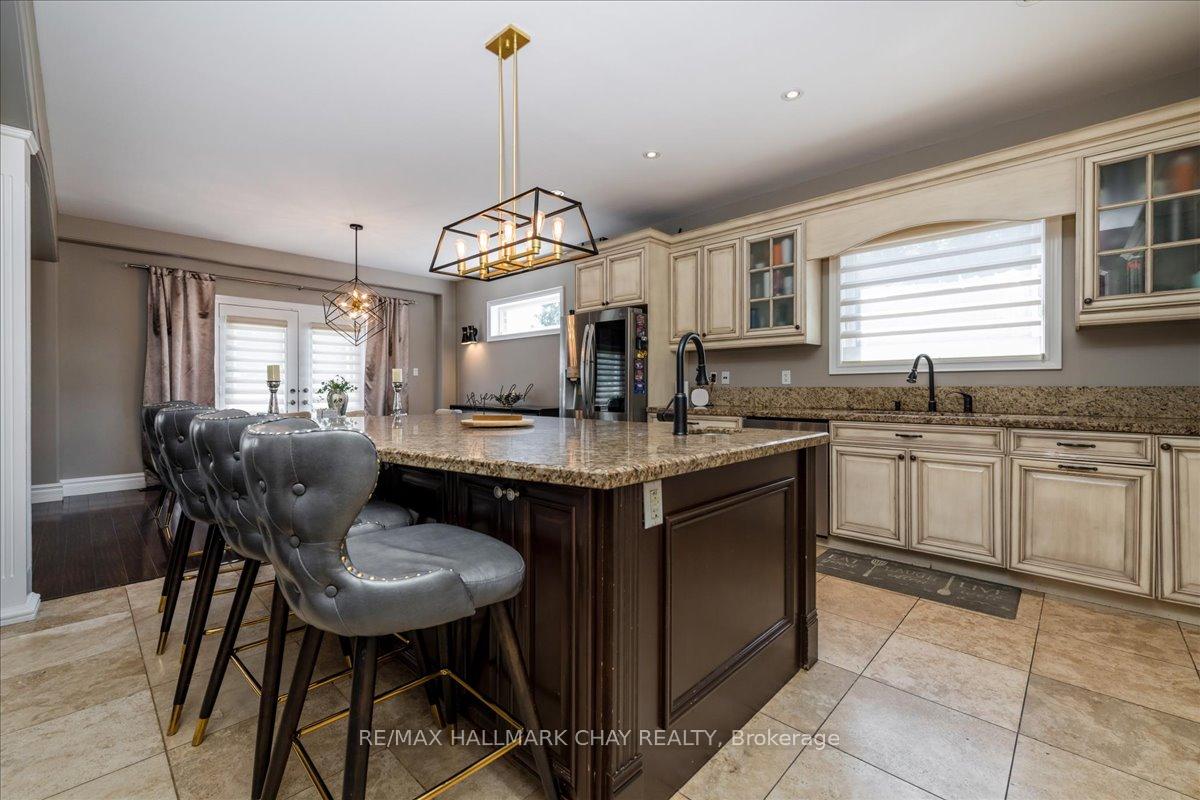 Photo 4 of 49 Hamilton Drive, Newmarket, Huron Heights-Leslie Valley — HOMEH