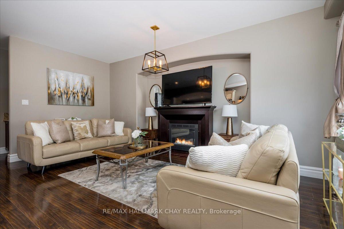 Photo 17 of 49 Hamilton Drive, Newmarket, Huron Heights-Leslie Valley — HOMEH