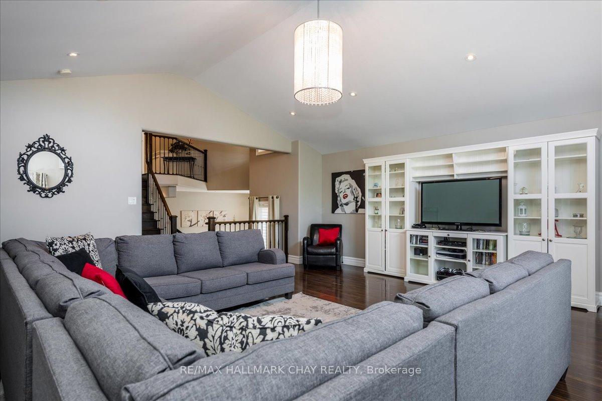 Photo 7 of 49 Hamilton Drive, Newmarket, Huron Heights-Leslie Valley — HOMEH