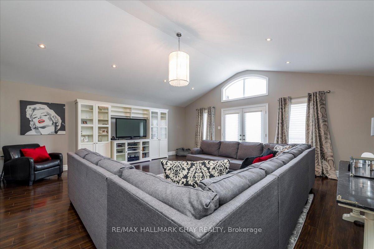 Photo 9 of 49 Hamilton Drive, Newmarket, Huron Heights-Leslie Valley — HOMEH