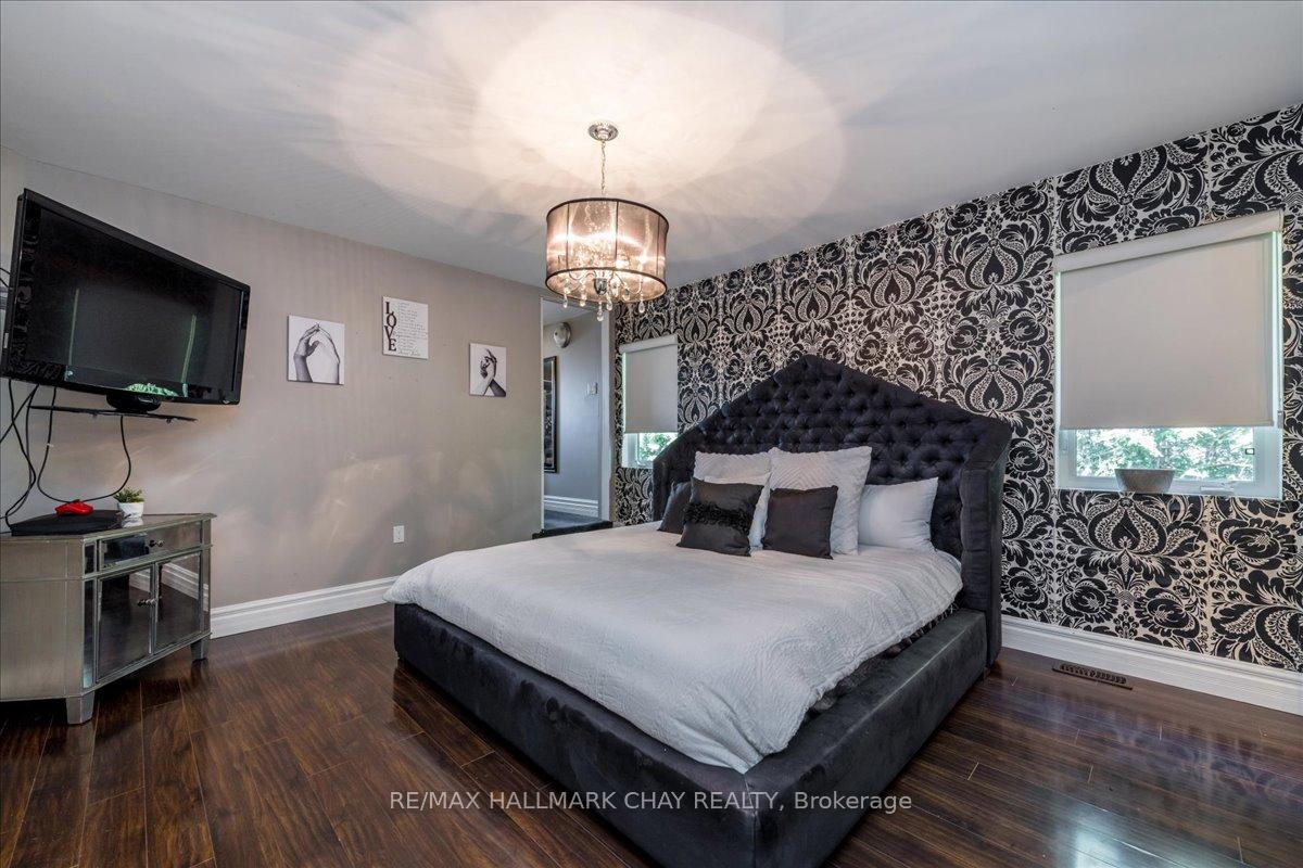 Photo 11 of 49 Hamilton Drive, Newmarket, Huron Heights-Leslie Valley — HOMEH