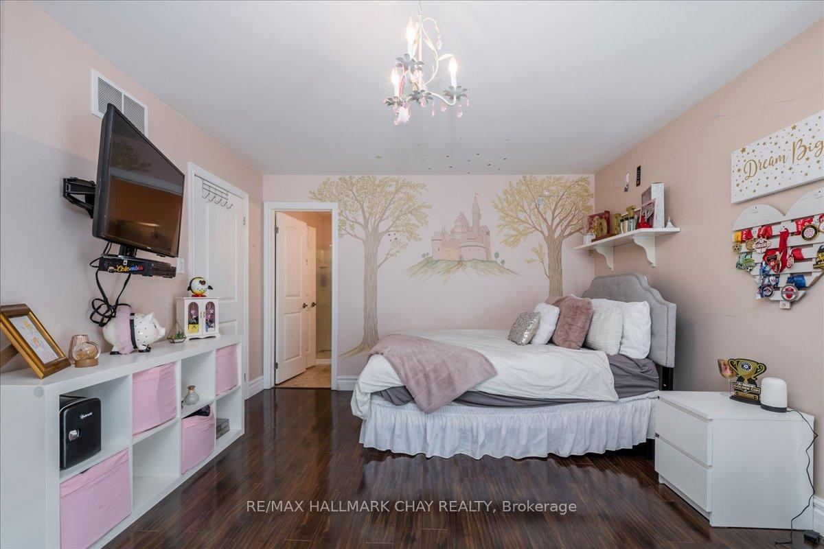Photo 32 of 49 Hamilton Drive, Newmarket, Huron Heights-Leslie Valley — HOMEH