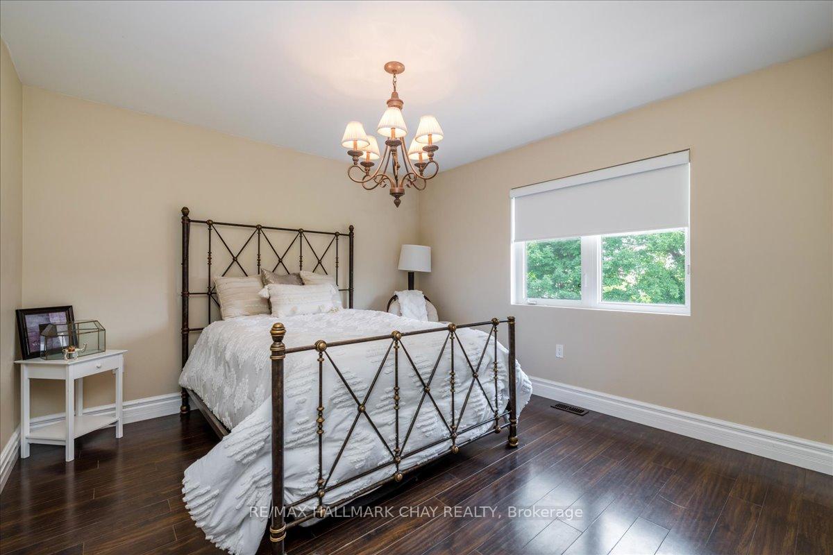 Photo 13 of 49 Hamilton Drive, Newmarket, Huron Heights-Leslie Valley — HOMEH