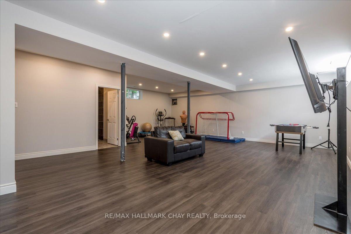 Photo 16 of 49 Hamilton Drive, Newmarket, Huron Heights-Leslie Valley — HOMEH