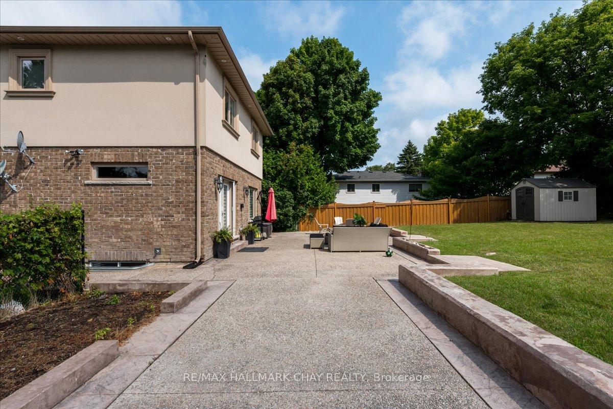 Photo 25 of 49 Hamilton Drive, Newmarket, Huron Heights-Leslie Valley — HOMEH